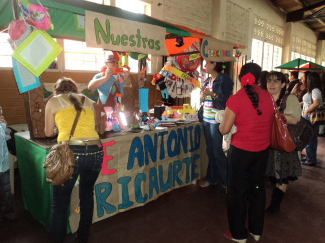 LOS VISITANTES SIGUEN ARRIMANDO A NUESTRO TOLDO.